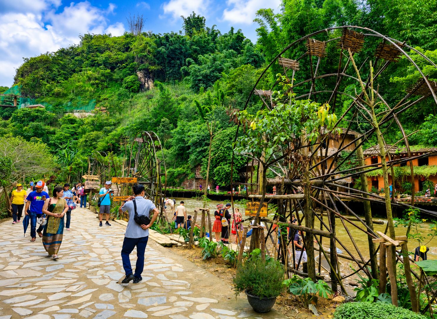 14:50: 사파 대표 명소 깟깟마을 투어 (2-3시간)